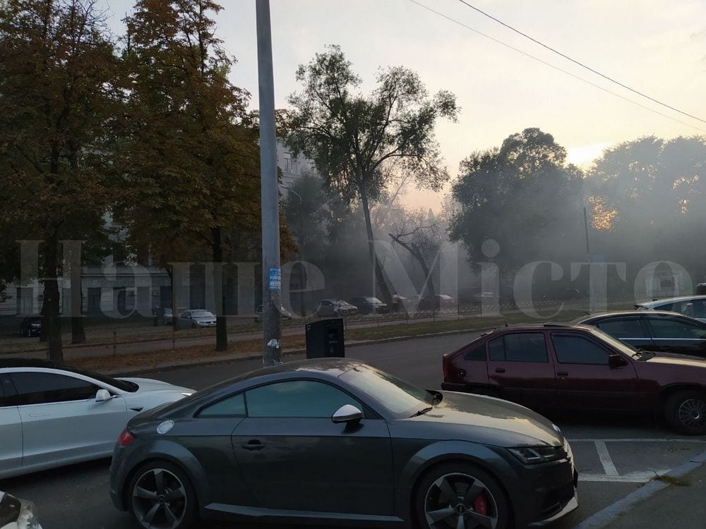  В Днепре полиция оцепила площадь между ОГА и облсоветом: сильный запах дыма (Фото)