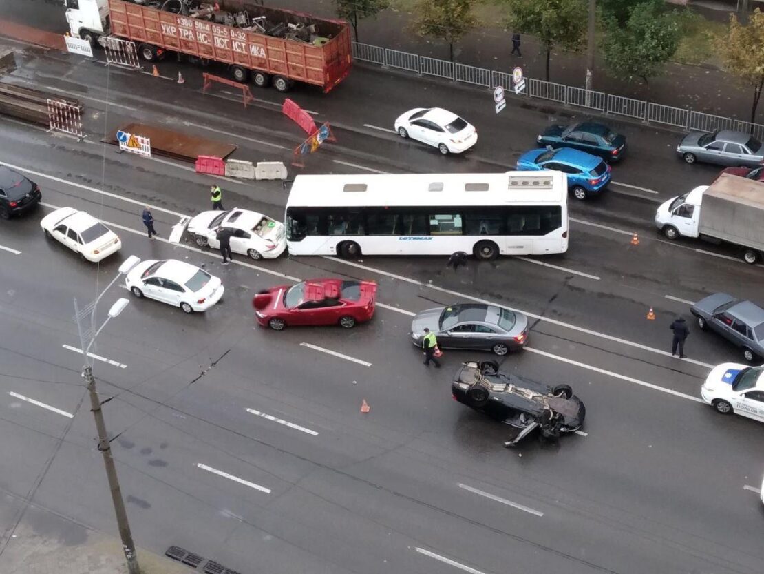 В Днепре массовая авария на выезде из города: один автомобиль на крыше (Фото)