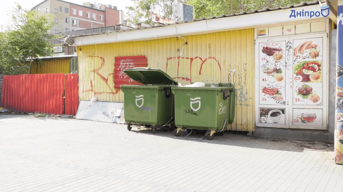 Вонь, антисанитария и бомжи: жуткое закулисье Театрального бульвара в Днепре