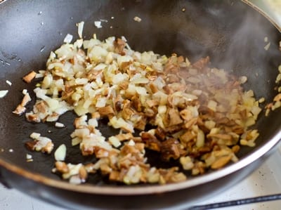 Слоеные пирожки с грибами: рецепт вкусной осенней закуски (Фото)