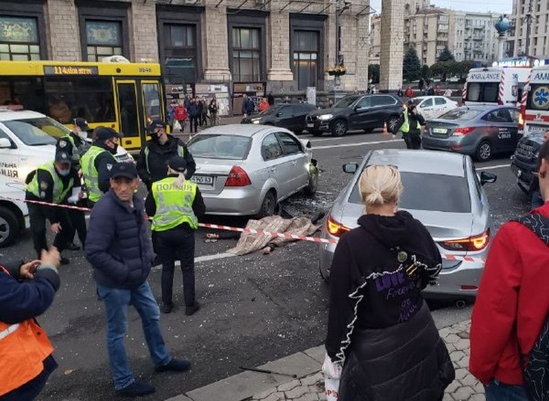 Массовое ДТП на Крещатике: авто влетело в остановку, погибли люди (Фото)