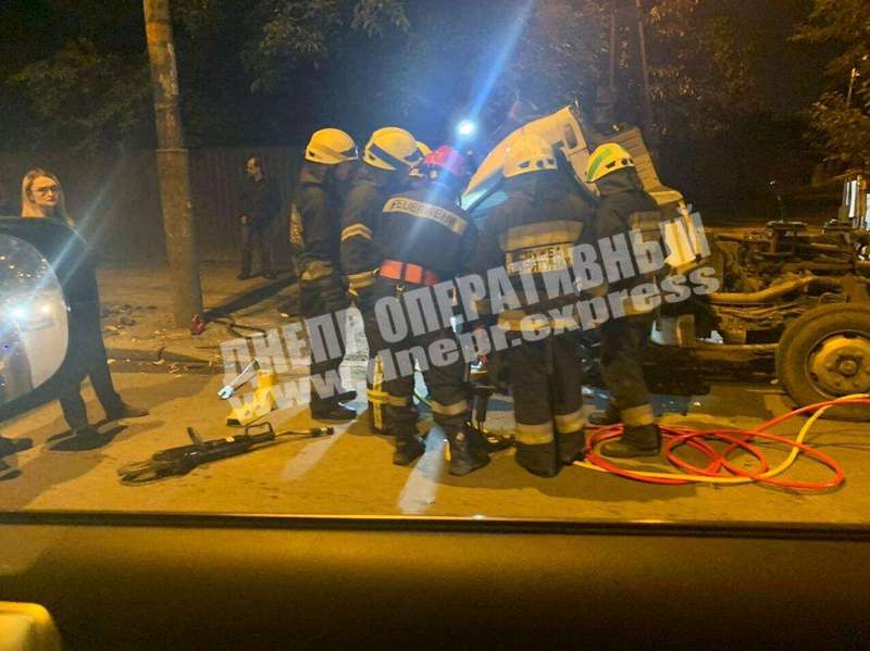 В Днепре грузовик врезался в столб. Новости Днепра