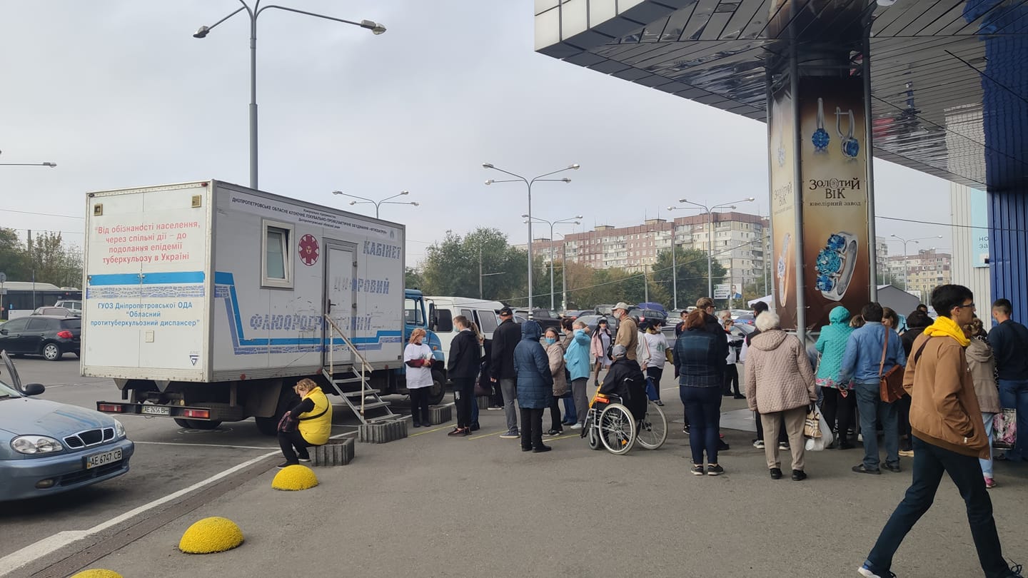 Люди стоят в очереди за флюорографией. Новости Днепра