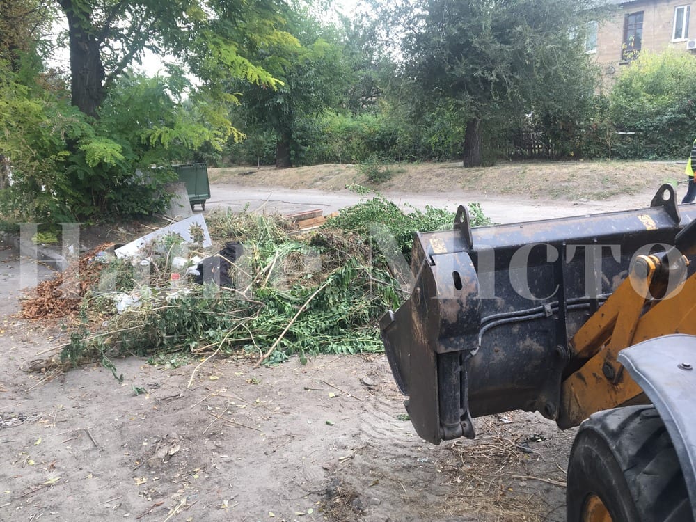 В Днепре в Новокодакском районе коммунальщики ликвидировали стихийную свалку