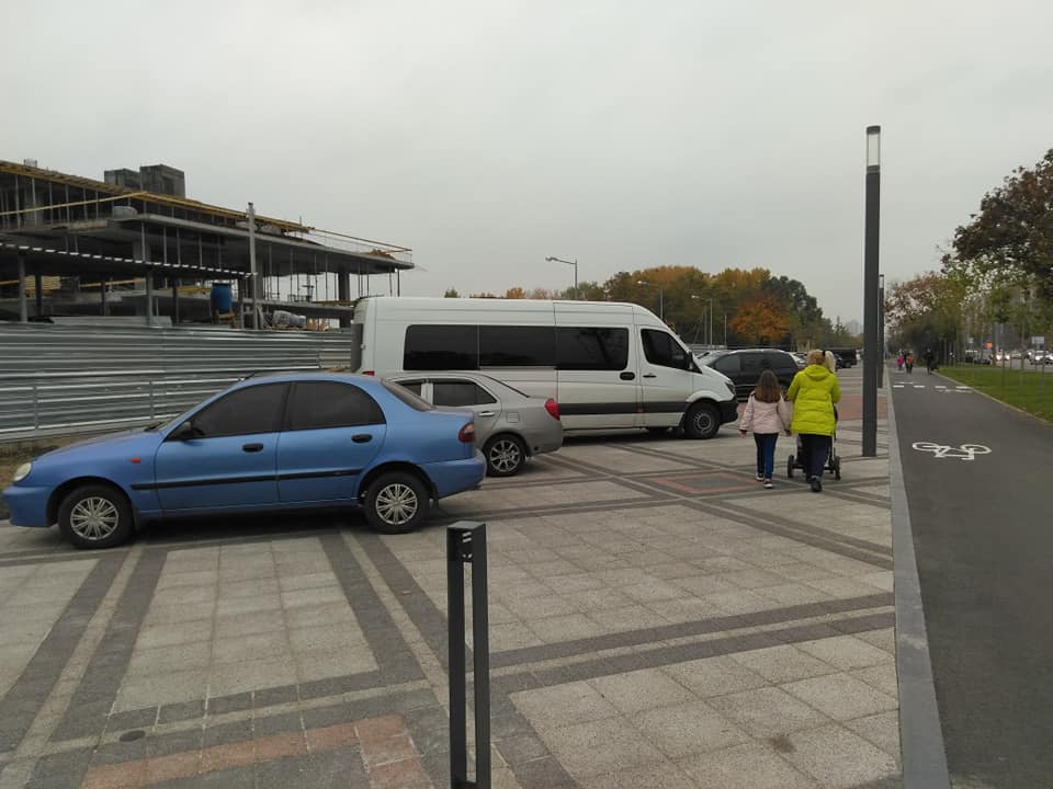 Автохамы заполонили все тротуары на набережной. Новости Днепра