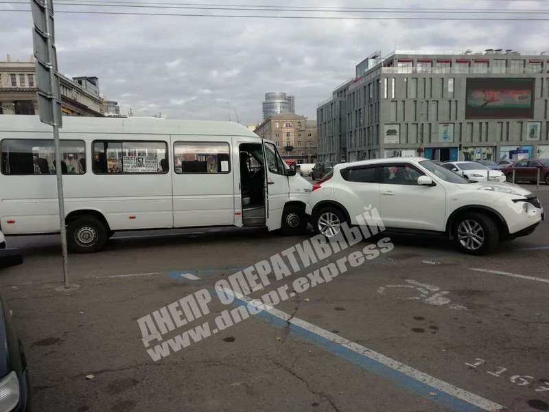 В центре Днепра маршрутка протаранила иномарку. Новости Днепра
