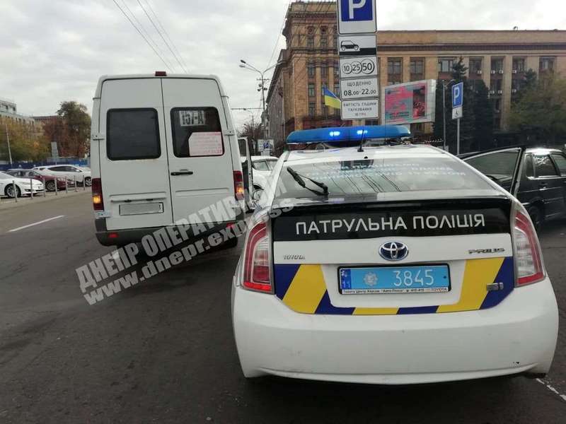 В центре Днепра маршрутка протаранила иномарку. Новости Днепра