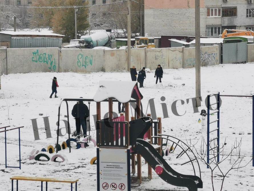 Играли в снежки и лепили снеговиков: как днепряне радовались первому снегу (Фото)