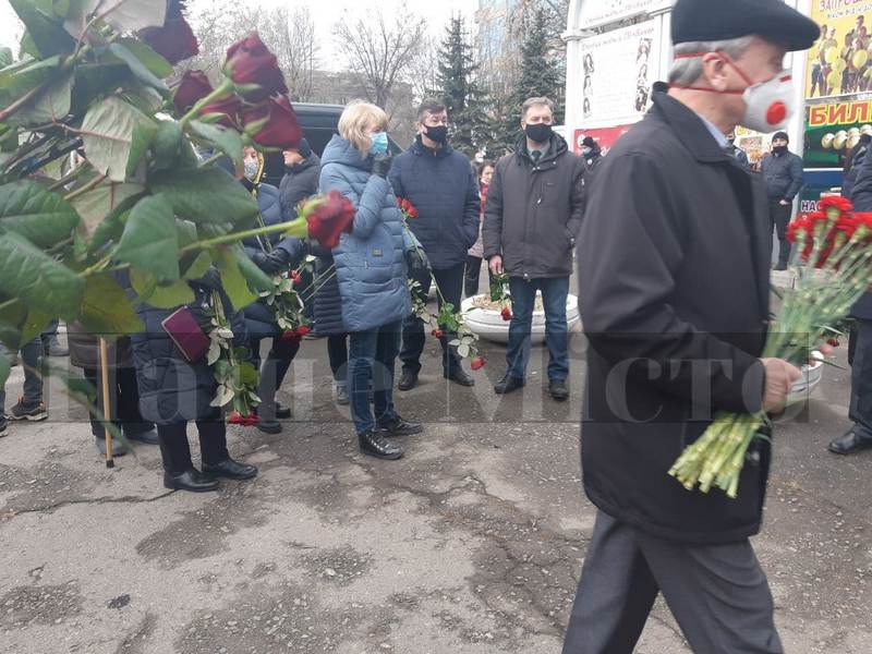 В Днепре сотни людей собрались проводить в последний путь гендиректора КБ Южное (Фото)