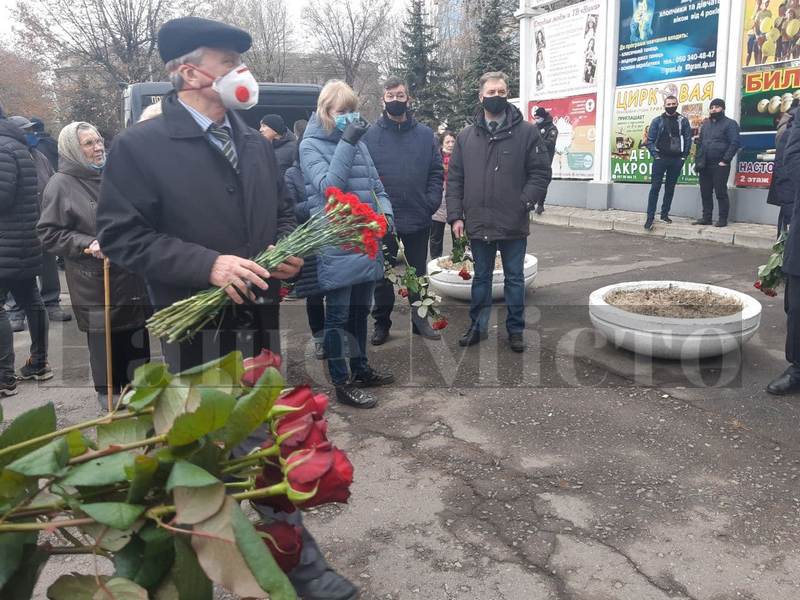 В Днепре сотни людей собрались проводить в последний путь гендиректора КБ Южное (Фото)