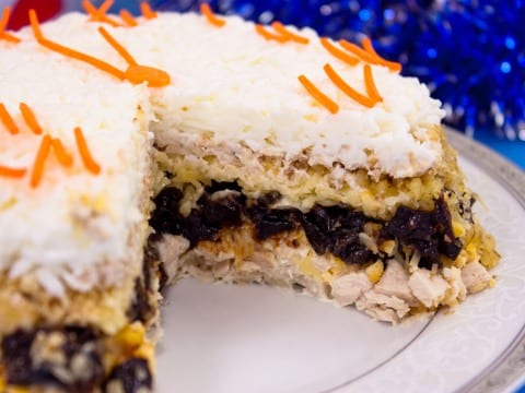Новогодний салат «Куранты» с курицей и орехами: невозможно устоять