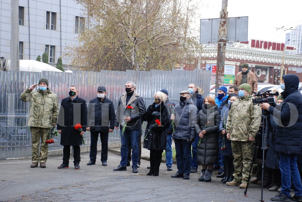 В Днепре установили памятник погибшим героям Соборного района в ООС (Фото)