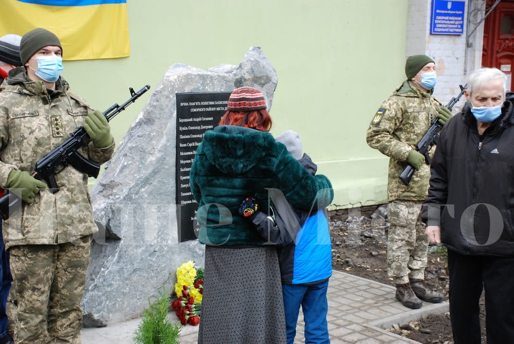 В Днепре установили памятник погибшим героям Соборного района в ООС (Фото)