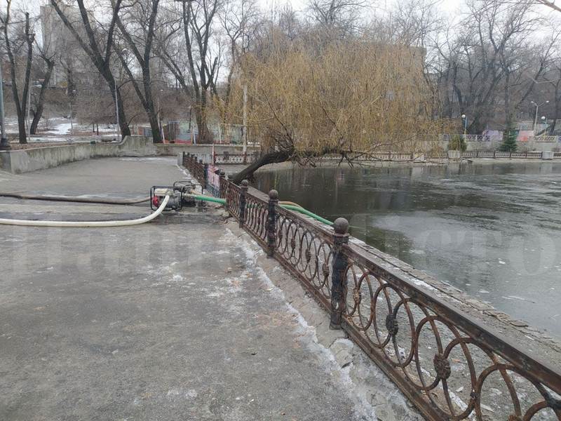 В Днепре откачивают воду в парке Глобы – новости Днепра