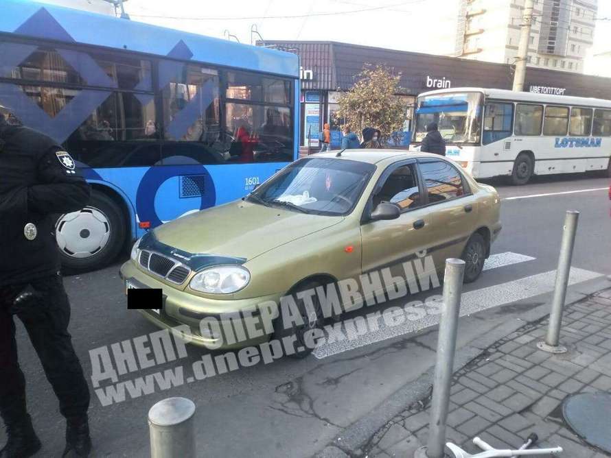 В Днепре Daewoo Lanos сбил на пешеходном переходе 3-х человек