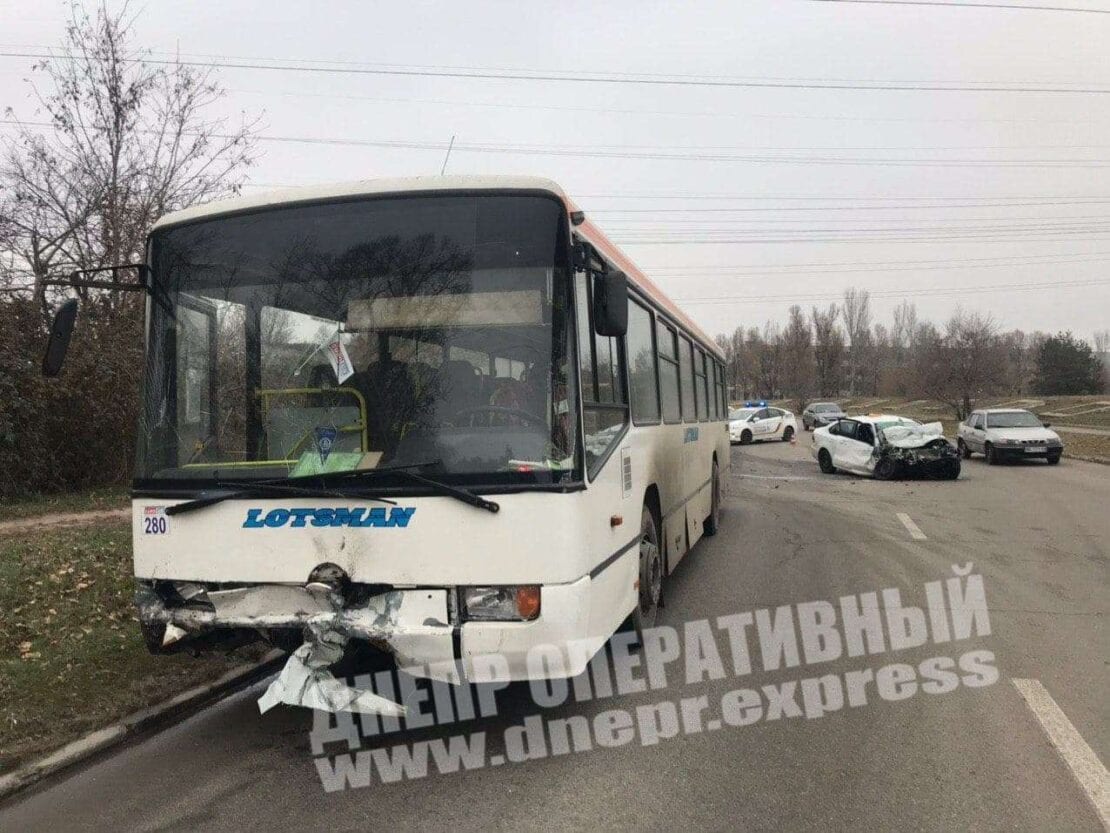 На улице 20-летия Победы легковушка протаранила автобус (Фото)