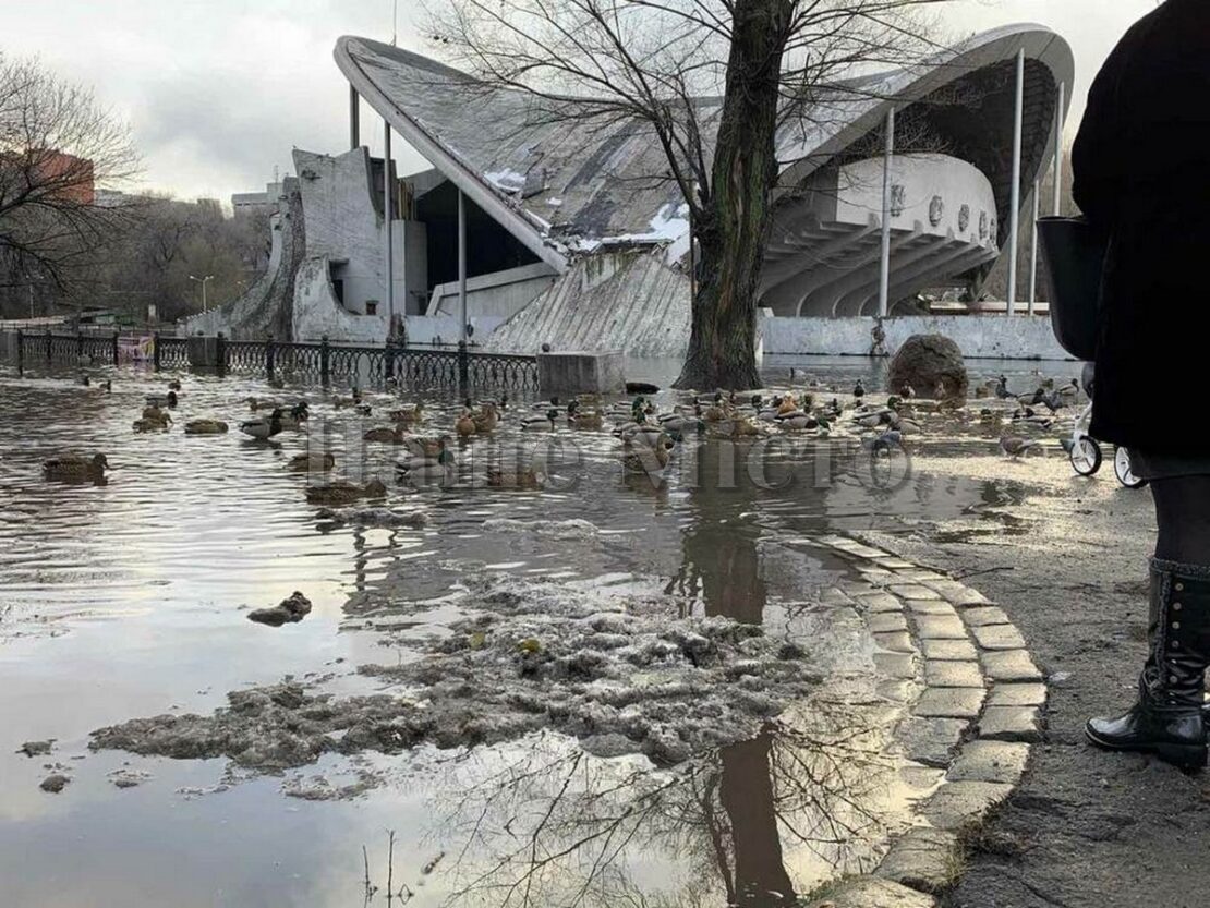 В парке Глобы озеро вышло из берегов (Фото) – новости Днепра