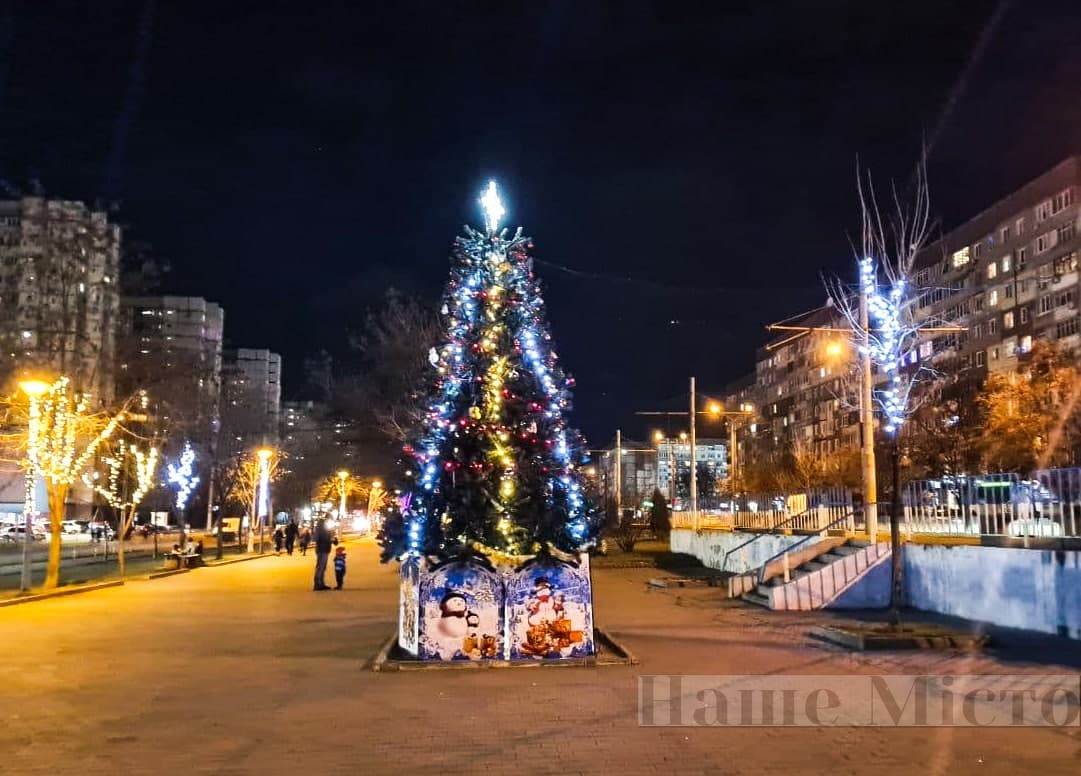 Улицы, скверы парки преображаются к новому году.