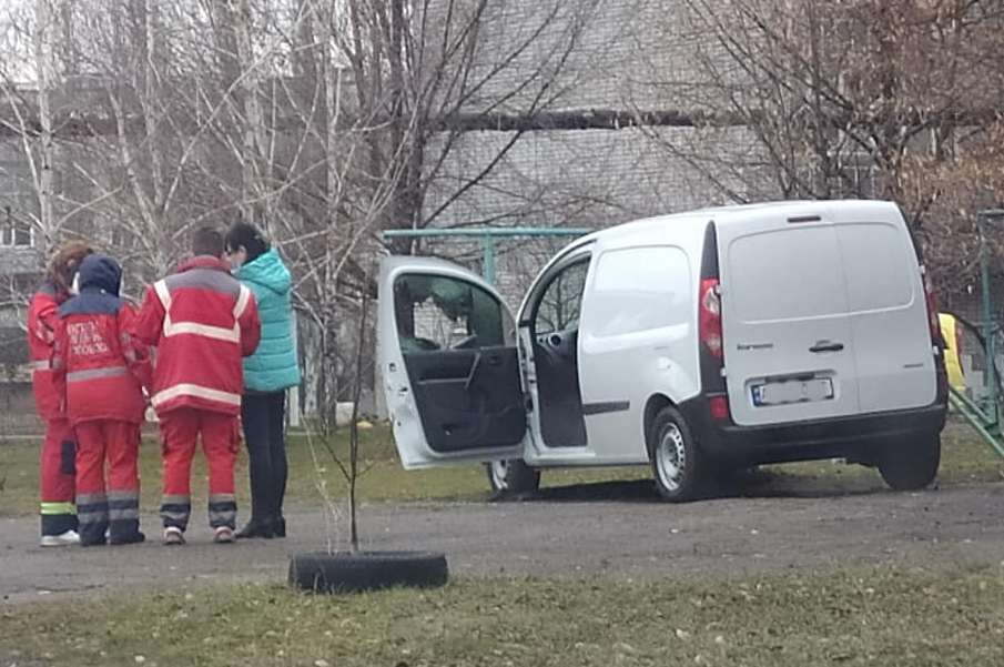 Умер за рулем и врезался в детскую площадку – новости Днепра