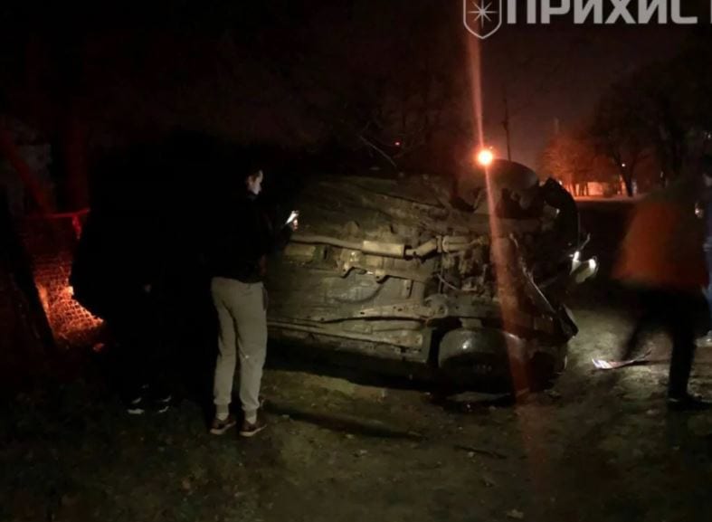 Серьезное ДТП под Днепром из-за гололеда: автомобиль перевернулся от удара на крышу (Фото)