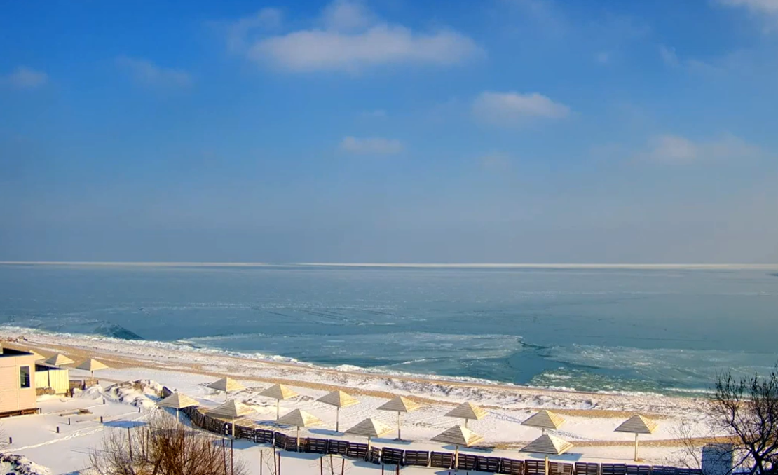 Азовское море замерзло: от ледяной красоты захватывает дух (Видео)