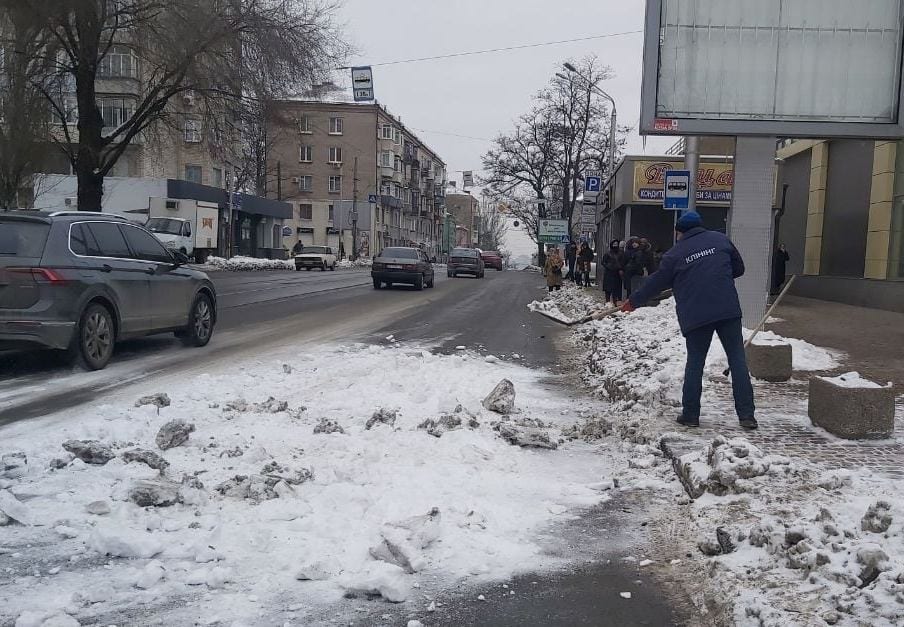 Жителей просят не бросать снег на проезжую часть – новости Днепра