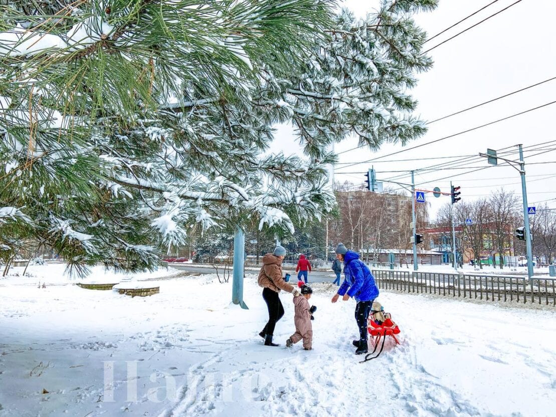 На белом покрывале января: снежное волшебство на Набережной Победы (Фоторепортаж)