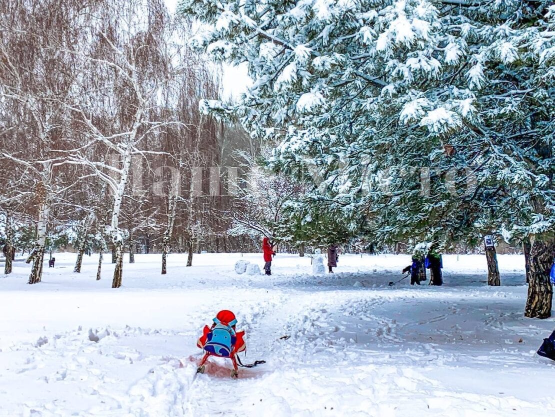 На белом покрывале января: снежное волшебство на Набережной Победы (Фоторепортаж)