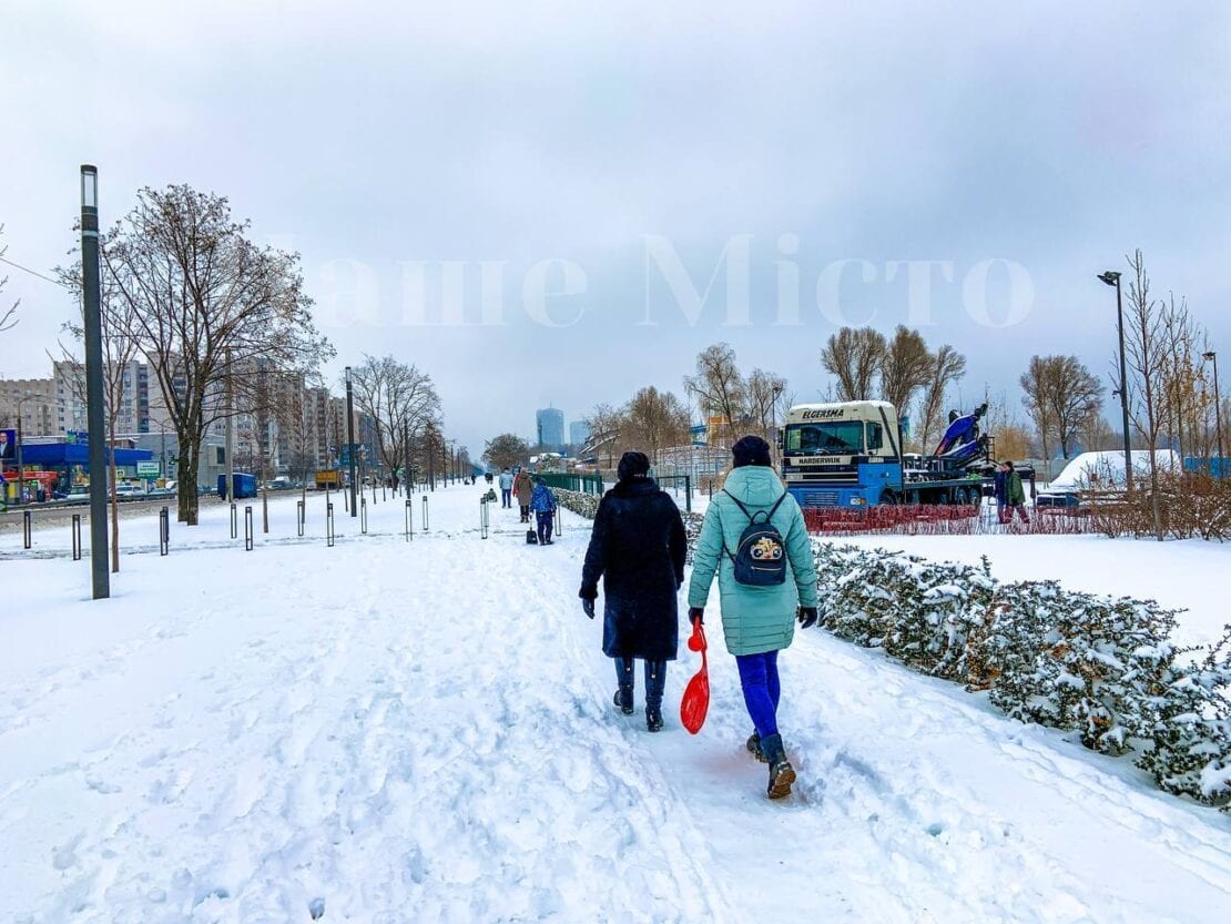 В Днепре в сквере Прибрежный устроили выставку снеговиков (Фоторепортаж)