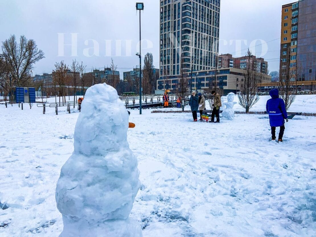 В Днепре в сквере Прибрежный устроили выставку снеговиков (Фоторепортаж)