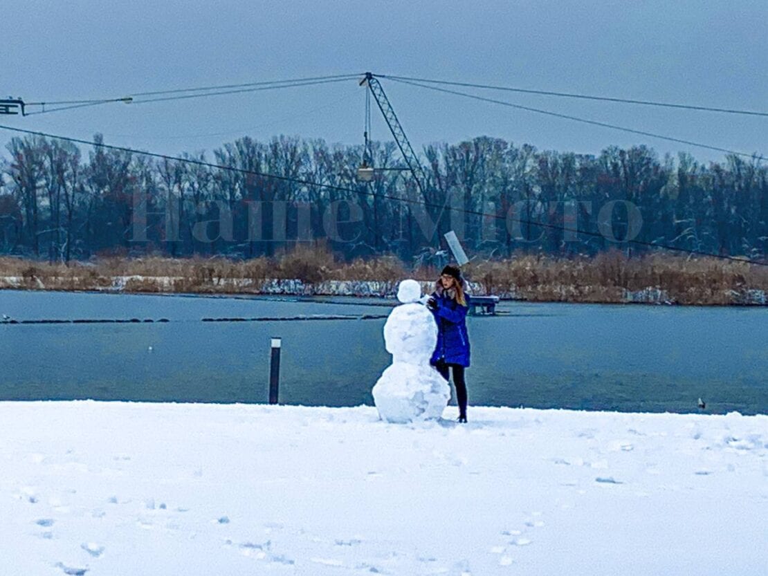 В Днепре в сквере Прибрежный устроили выставку снеговиков (Фоторепортаж)