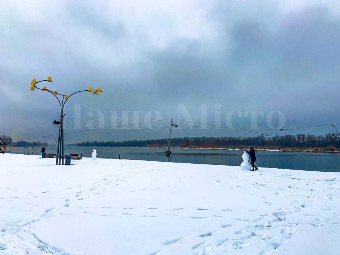 В Днепре в сквере Прибрежный устроили выставку снеговиков (Фоторепортаж)