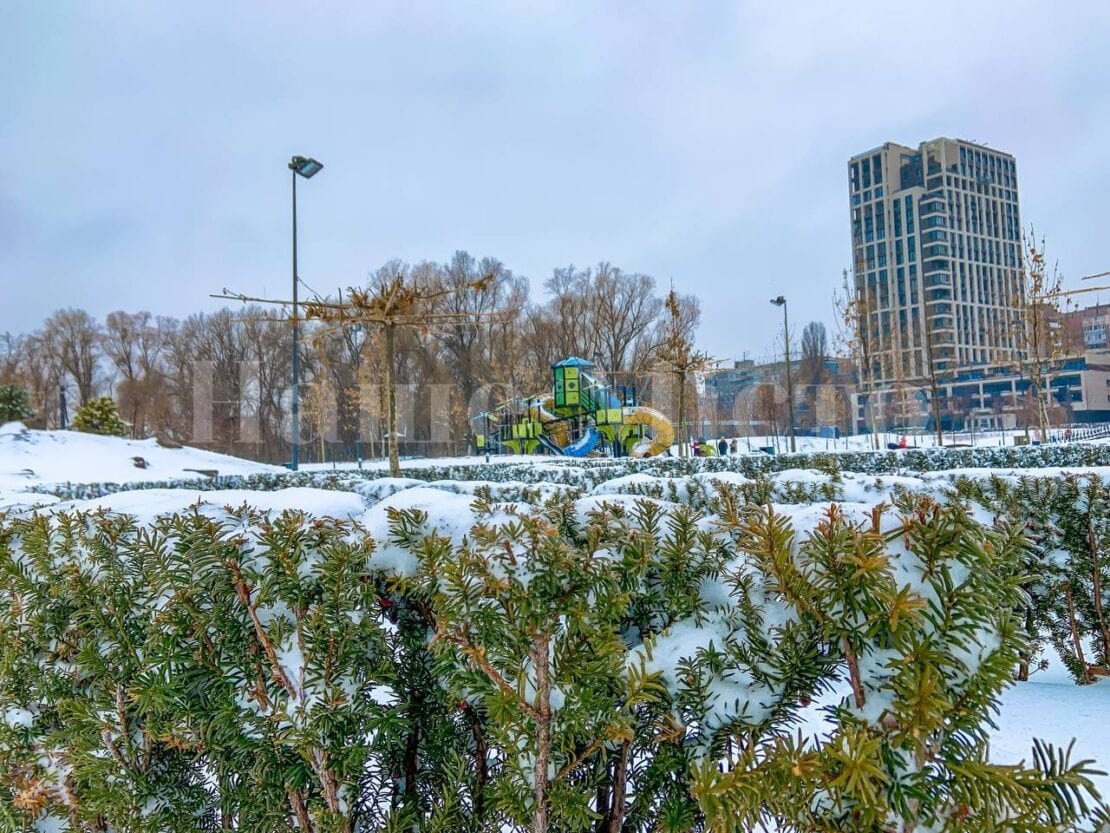 В Днепре в сквере Прибрежный устроили выставку снеговиков (Фоторепортаж)