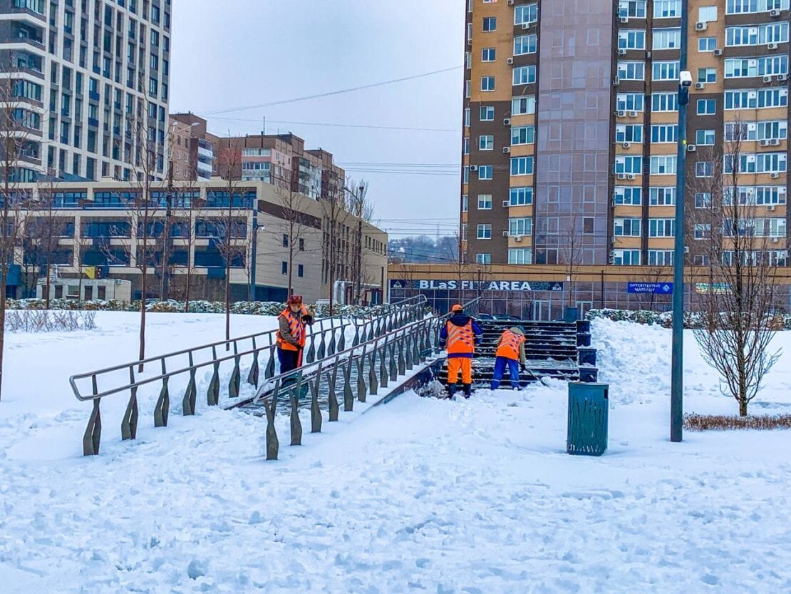 В Днепре в сквере Прибрежный устроили выставку снеговиков (Фоторепортаж)