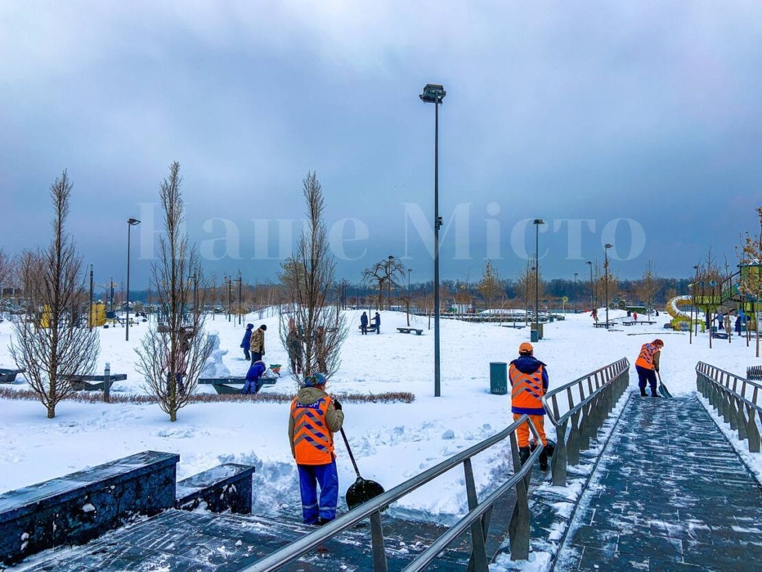 В Днепре в сквере Прибрежный устроили выставку снеговиков (Фоторепортаж)