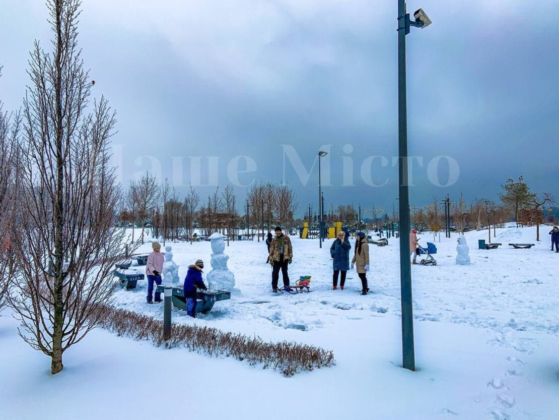 В Днепре в сквере Прибрежный устроили выставку снеговиков (Фоторепортаж)