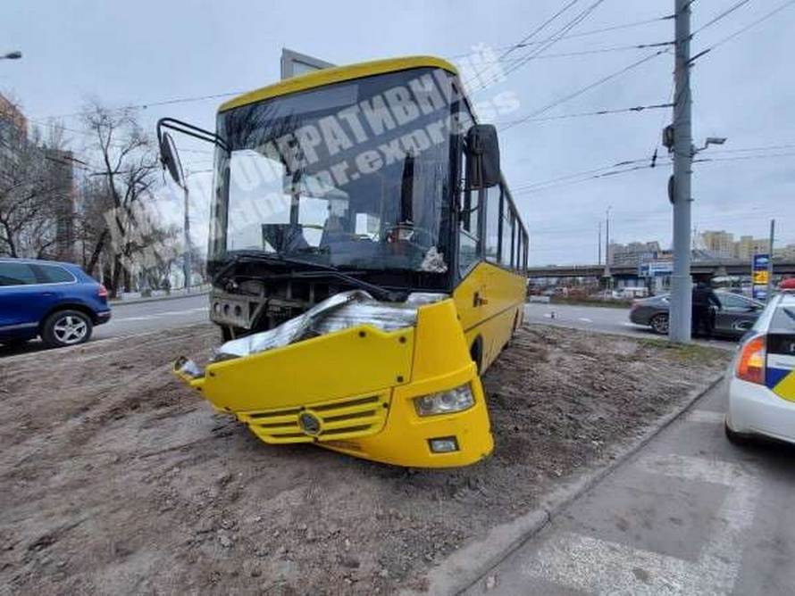 На съезде с Нового моста маршрутка влетела в столб – новости Днепра