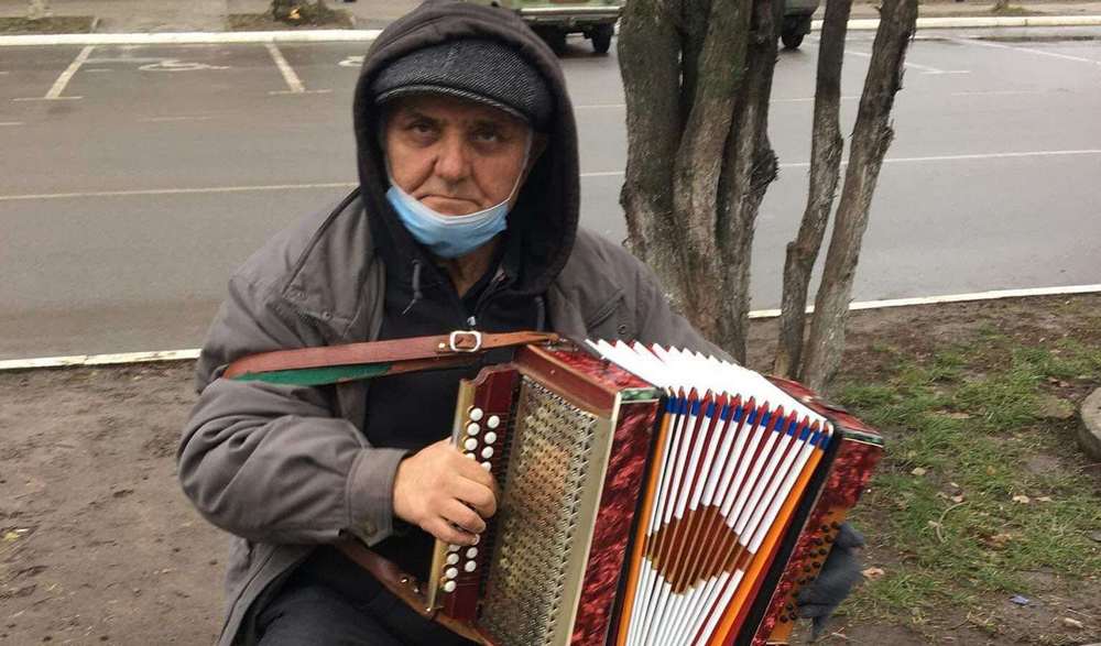 70-летний дедушка играет на гармошке, чтобы помочь внучке – новости Днепра