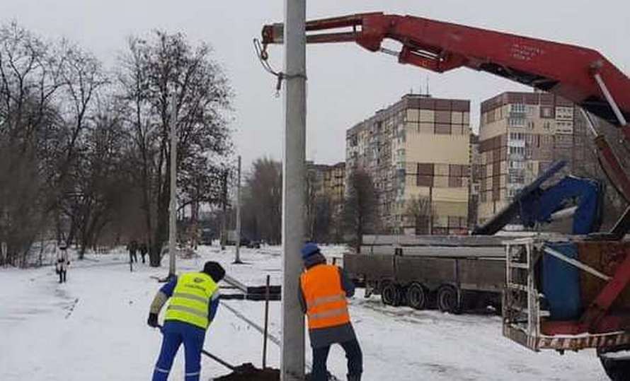 На Березинской начали монтировать уличное освещение – новости Днепра