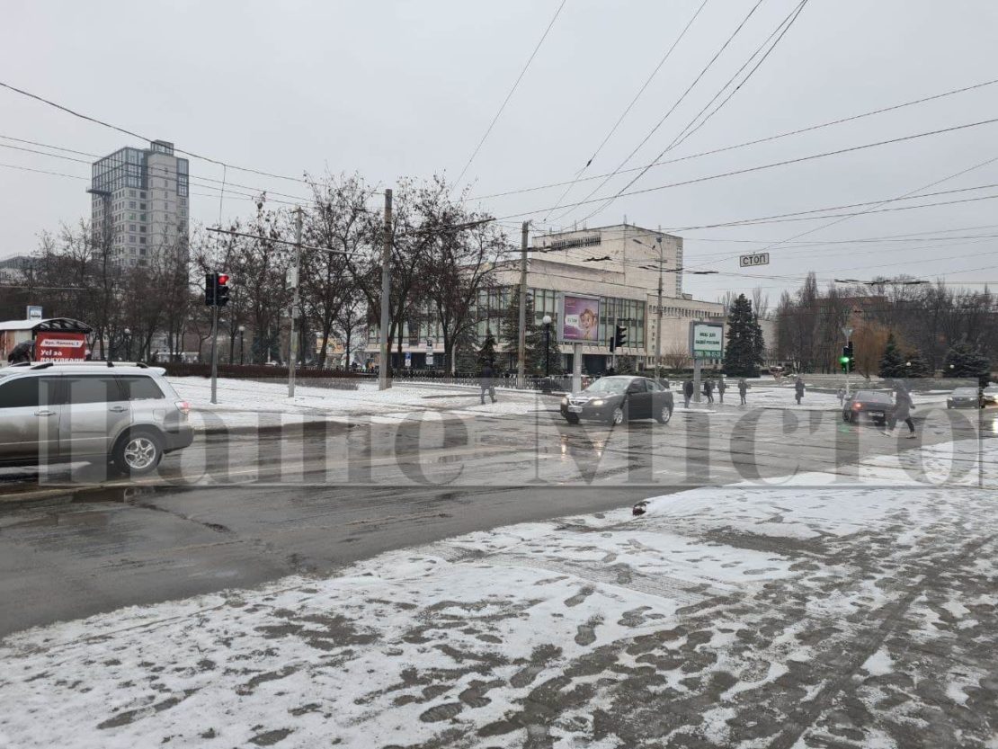 В Днепре идет ледяной дождь: какая ситуация на дорогах (Фото)