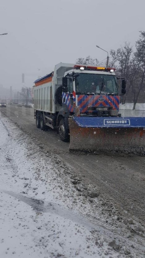 В Днепре почти 100 единиц техники ликвидируют последствия снегопада и ледяного дождя (фото)