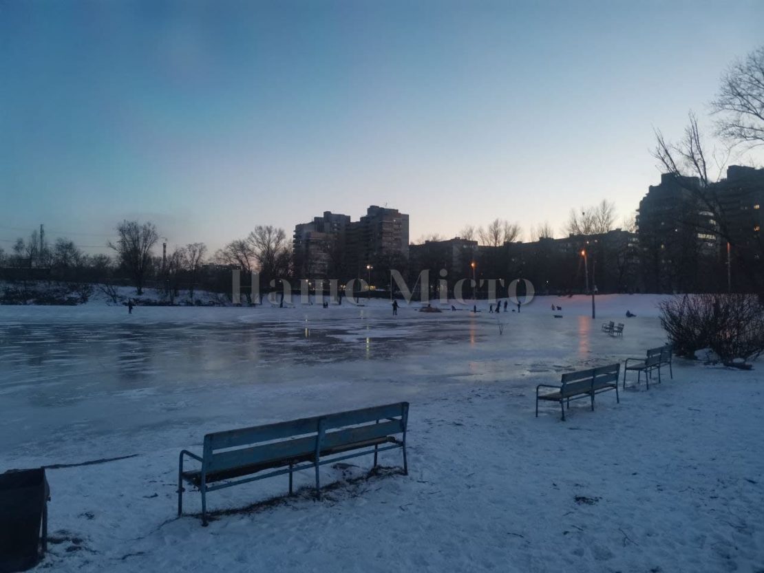 Озеро на ж/м Красный Камень превратилось в каток – новости Днепра