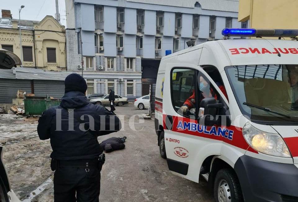 Во дворе возле «Мост-сити» нашли труп (Фото) – новости Днепра