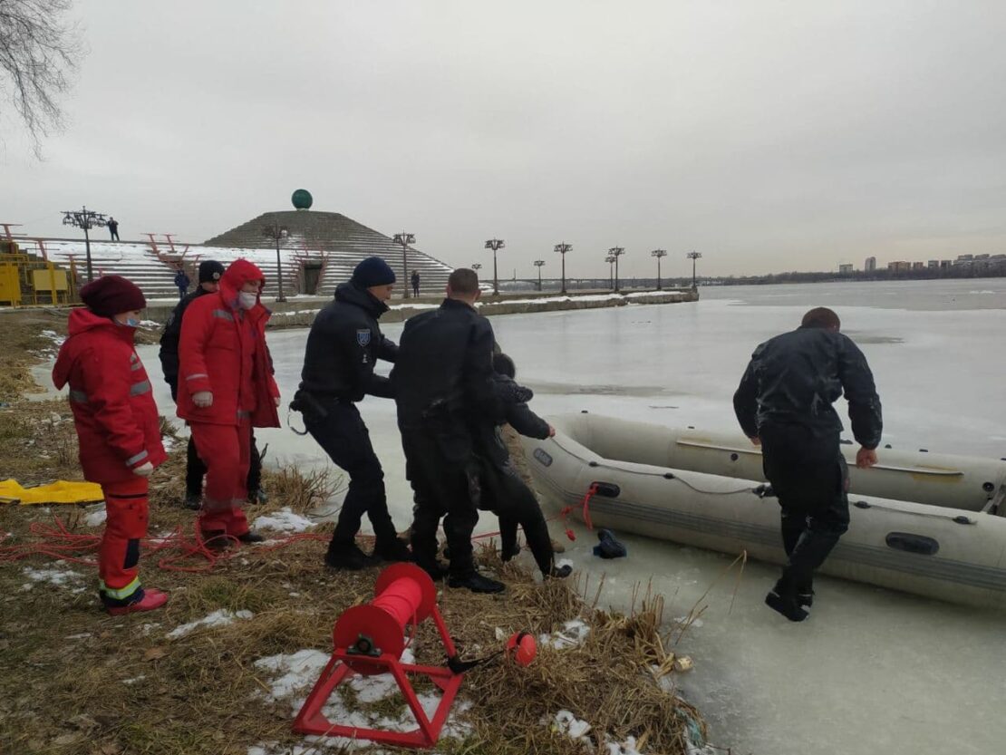 В Днепре возле Фестивального причала под лед провалилась женщина (Фото)