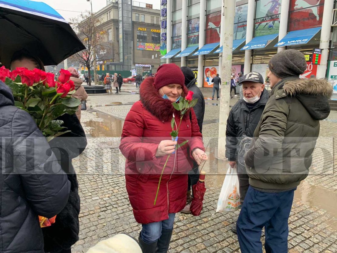 В Днепре на Европейской площади мусульманки раздавали розы и угощали конфетами (Фото)