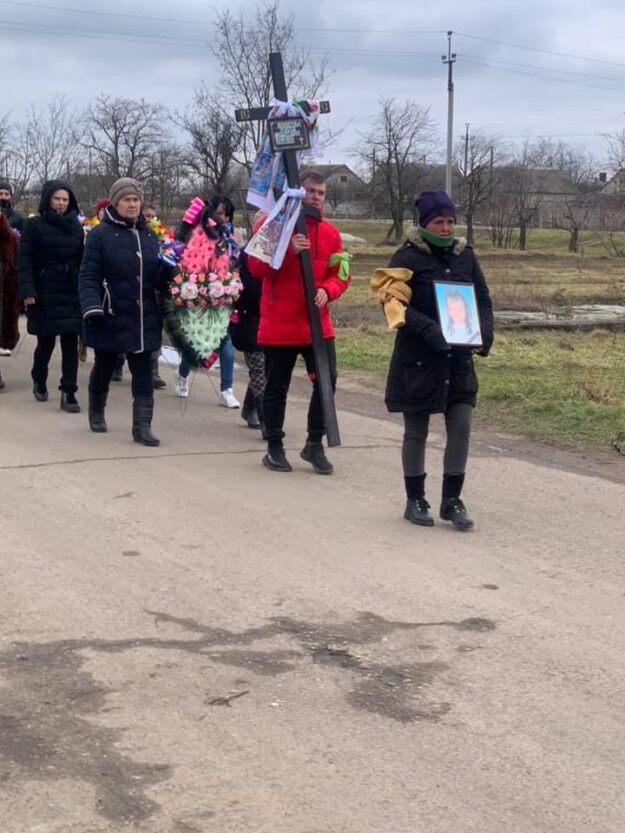 Небо плакало вместе с людьми: 7-летнюю Машу Борисову хоронили всем селом (Фото)