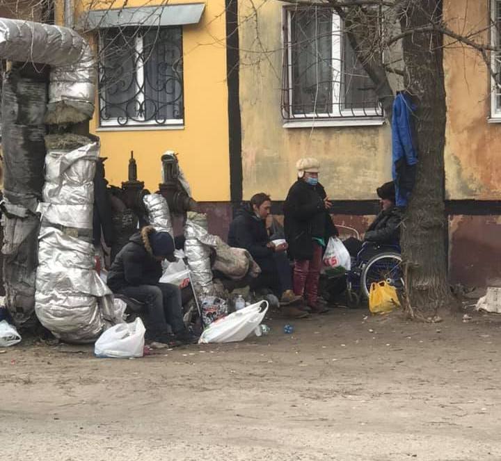 Бомжи, превратившие двор в Днепре в огромную свалку, продолжают терроризировать жителей (Фото, видео)