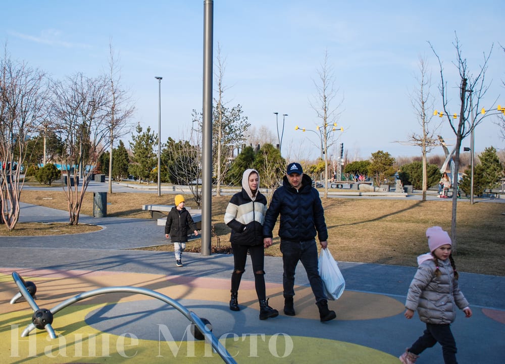 Сквер Прибрежный наполнился атмосферой любви (Фоторепортаж) – новости Днепра