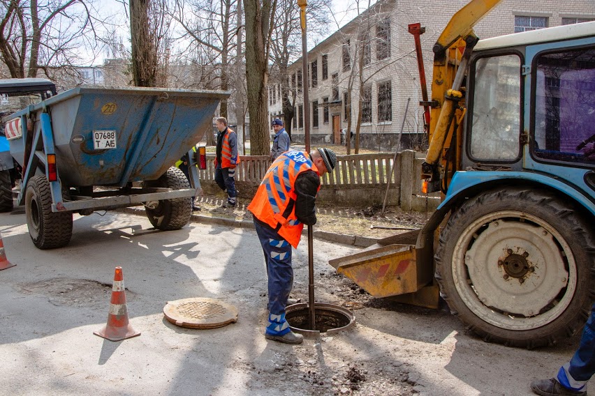 Очистка дождеприемных сетей в Днепре: где и как работают коммунальщики