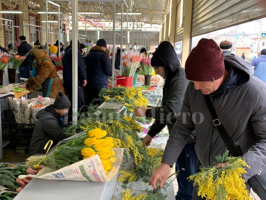 8 марта в Днепре: на «Озерке» очереди за цветами – новости Днепра